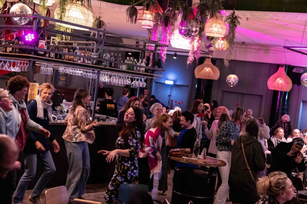 Sfeerfoto volle zaal tijdens viering Internationale Vrouwendag 8 maart 2024 Leeuwarden - Tûmba