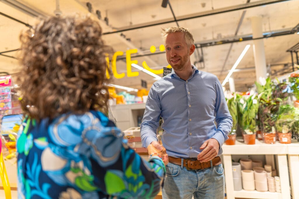 Twee mensen die elkaars hand schudden tijdens het uitreiken van de Diversiteitsprijs