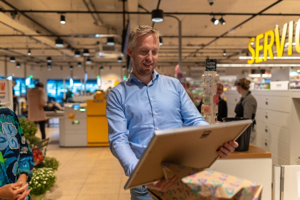 Bedrijfsleider van Jumbo Hoeksterend kijkt naar de Diversiteitsprijs in zijn handen