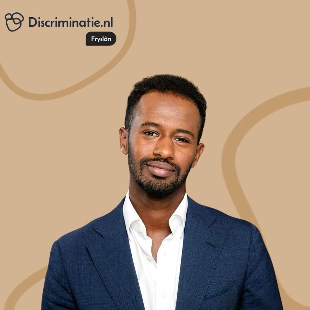 Op de foto staat Kamerlid Haptamu de Hoop. Het logo van Discriminatie.nl Fryslân staat in de linkerbovenhoek.
