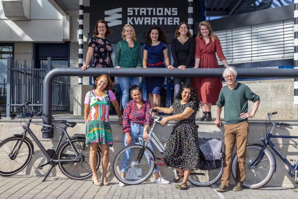 De collega's van Team Tûmba voor het gebouw waar zij werken: het Stationskwartier in Leeuwarden, Fryslân