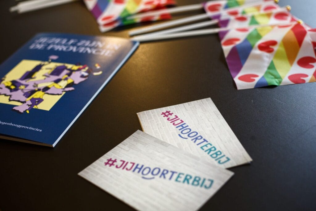 Tafel met promotiemateriaal in het thema regenboog en #jijhoorterbij.