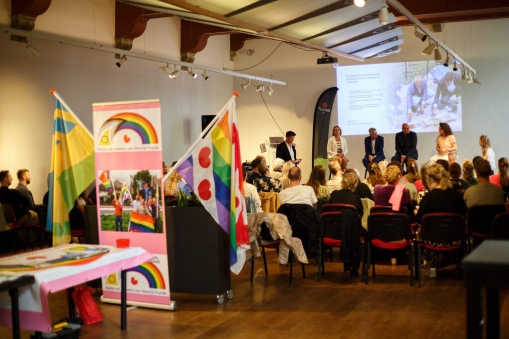 Een volle zaal tijdens het eerste symposium van de Regenboogalliantie, over een veilige en inclusieve werkvloer.