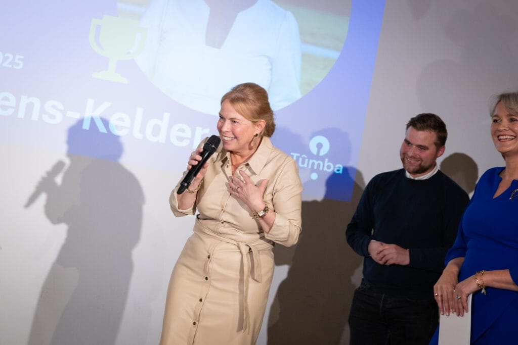 Avine-Fokkens doet een kleine speech tijdens de uitreiking van de Els Veder-Smit prijs 2025