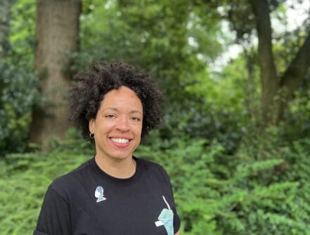 Rijzende DJ-ster Juliana X poseert bij de Keti Koti viering in de Leeuwarder Prinsentuin