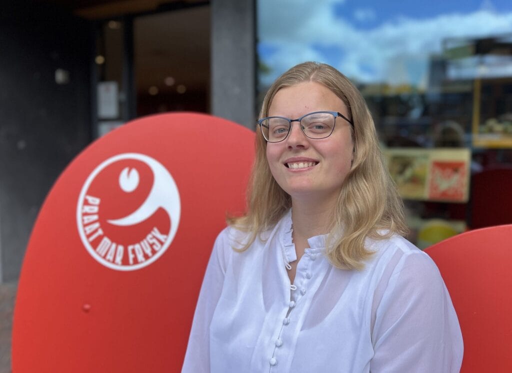 Fetsje Prins poseert trots voor het ´Praat mar Frysk´ hart
