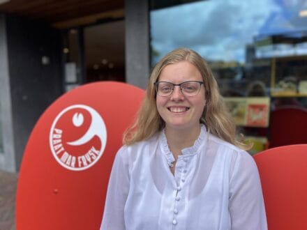 Fetsje Prins poseert voor het ´Praat mar Frysk´ hart