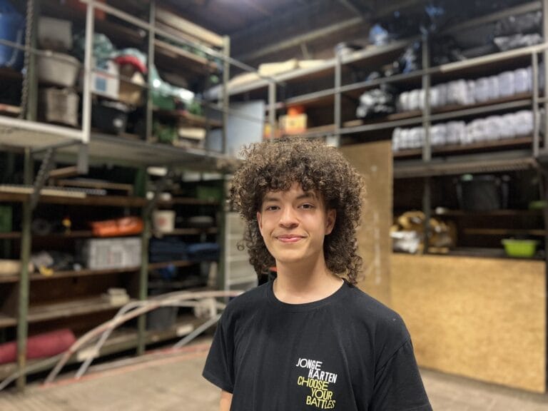 Oane Marten van der Veen poseert in de Sluisfabriek in Drachten