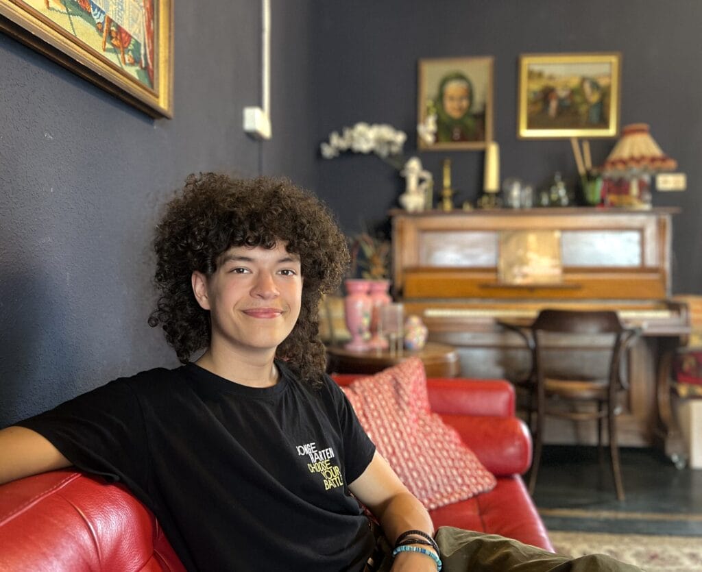Oane Marten van der Veen poseert in de Sluisfabriek in Drachten