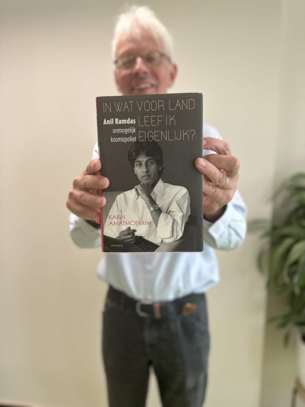 Harry Prins die het boek 'In wat voor land leef ik eigenlijk?' vast houdt