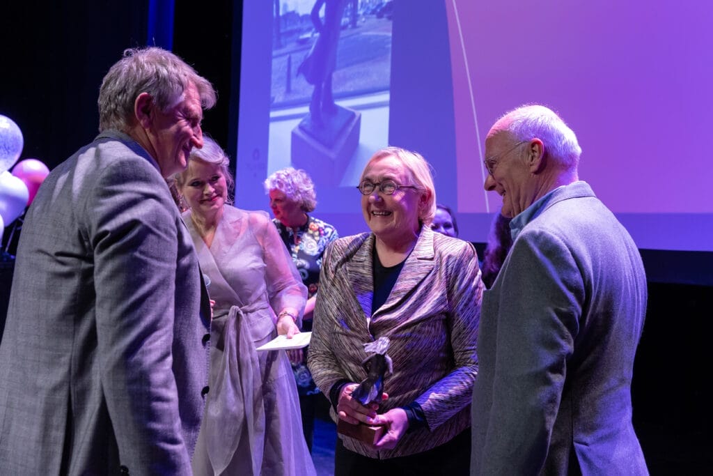 Lutz Jacobi neemt Els Veder Smit prijs 2022 in ontvangst van gedeputeerde Douwe Hoogland