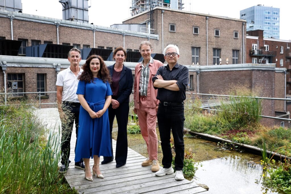 Groepsfoto met daarop de directeur van Tûmba samen met Judith Uitermark, minister van Binnenlandse Zaken en Koninkrijksrelaties.
