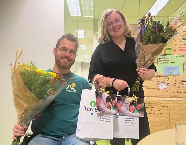Links op de foto staat collega Rienk, rechts op de foto staat collega Juul. Beide met een bos bloemen in de handen, vanwege hun eerste werkdag bij Tûmba.