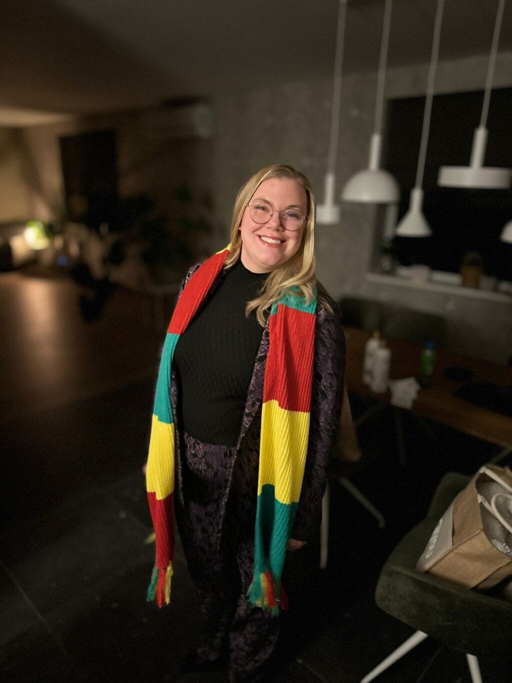 Op de foto staat de Limburgse Juul, met een carnavalssjaal in de kleuren rood, geel en groen.