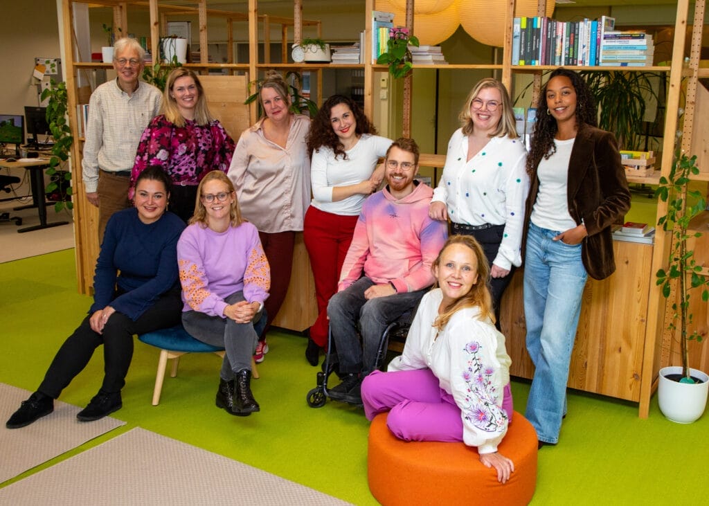 Het team van Tûmba (elf mensen) samen op de foto op het kantoor van Tûmba | Discriminatie.nl Fryslân. 