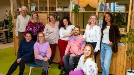 Het team van Tûmba (elf mensen) samen op de foto op het kantoor van Tûmba | Discriminatie.nl Fryslân.