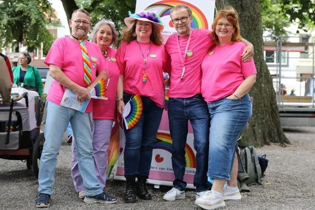 Een aantal ouders van het initiatief Vaders en Moeders van kleurrijk Fryslân in het roze en met regenboogkleuren