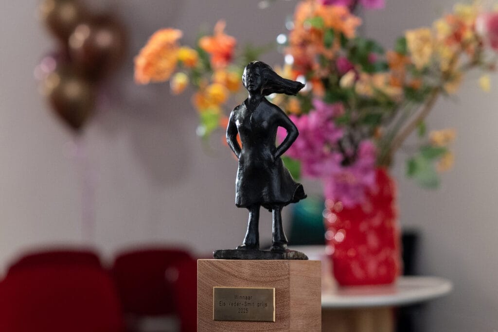 Het beeldje van de Els Veder-Smit prijs