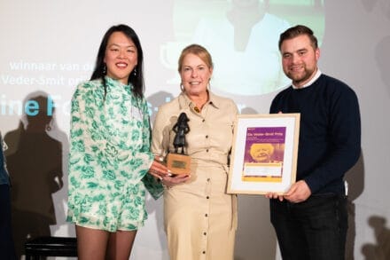 Avine Fokkens-Kelder wint de Els Veder-Smit prijs van 2025. Van links naar rechts op de foto: Ojanne Chang (jurylid), Avine Fokkens-Kelder (winnaar 2025) en gedeputeerde Abel Kooistra.