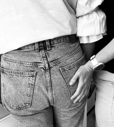 Een foto met daarop seksueel grensoverschrijdend gedrag afgebeeld. Iemand heeft een hand op iemand anders zijn/haar billen.